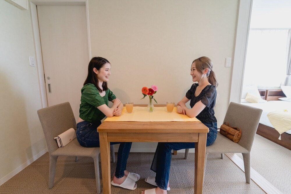 客室内のダイニングエリア