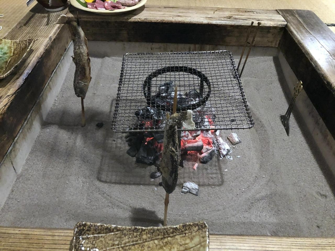 囲炉裏で頂きます。