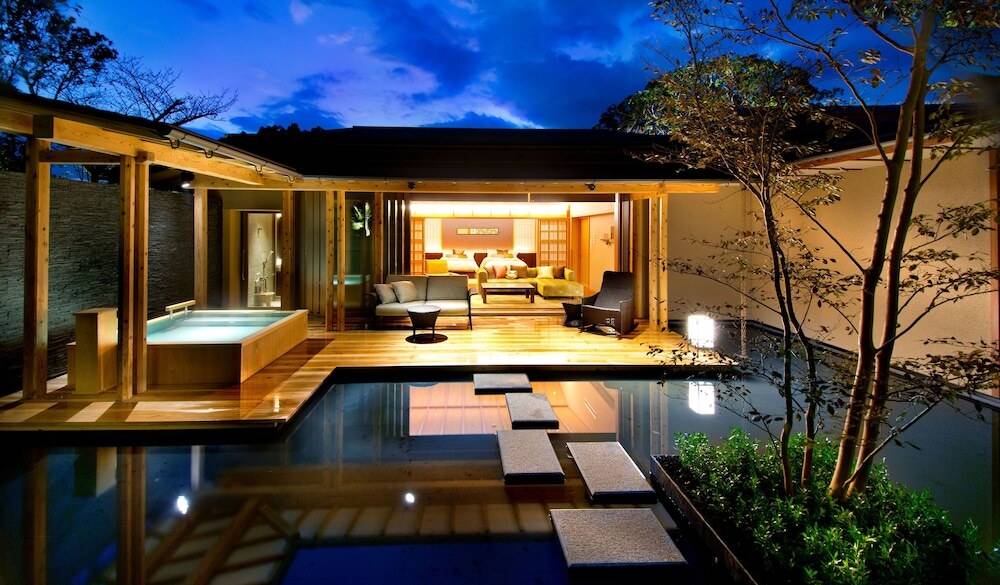 夜の露天風呂付きヴィラ一例① / 1