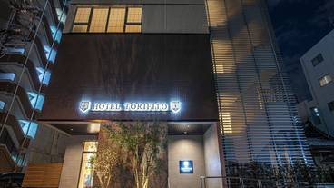 施設の正面 (日没後) / 4