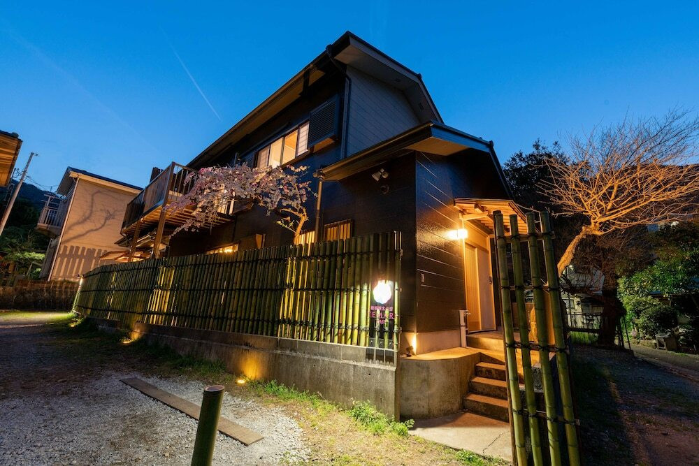 施設の正面 (日没後)