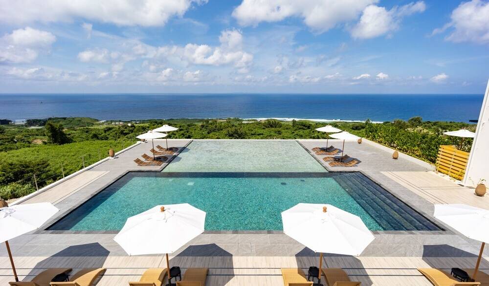 青い海と空とプール / 2