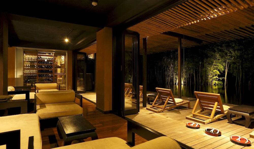 水盤を望むバーで
美しいカクテルを / 1