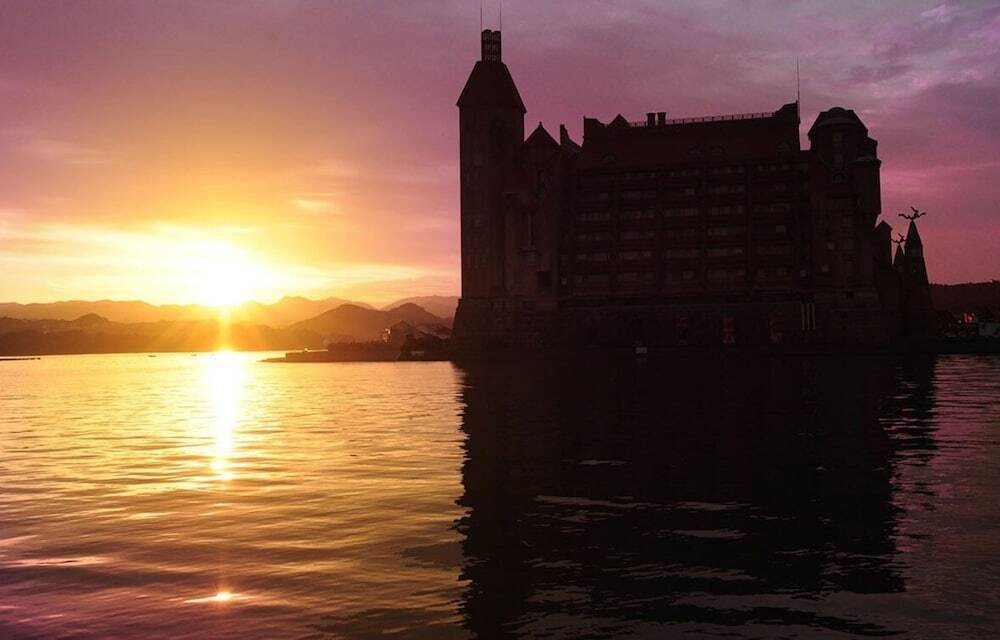 ホテル外観 夕刻