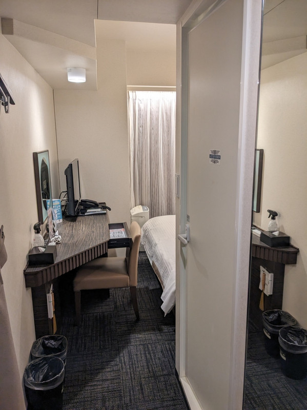 部屋の扉の所から中を撮った様子