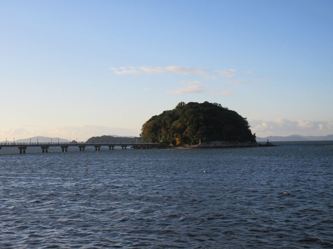 部屋や大浴場など、どこからも天然記念物の竹島が見えます