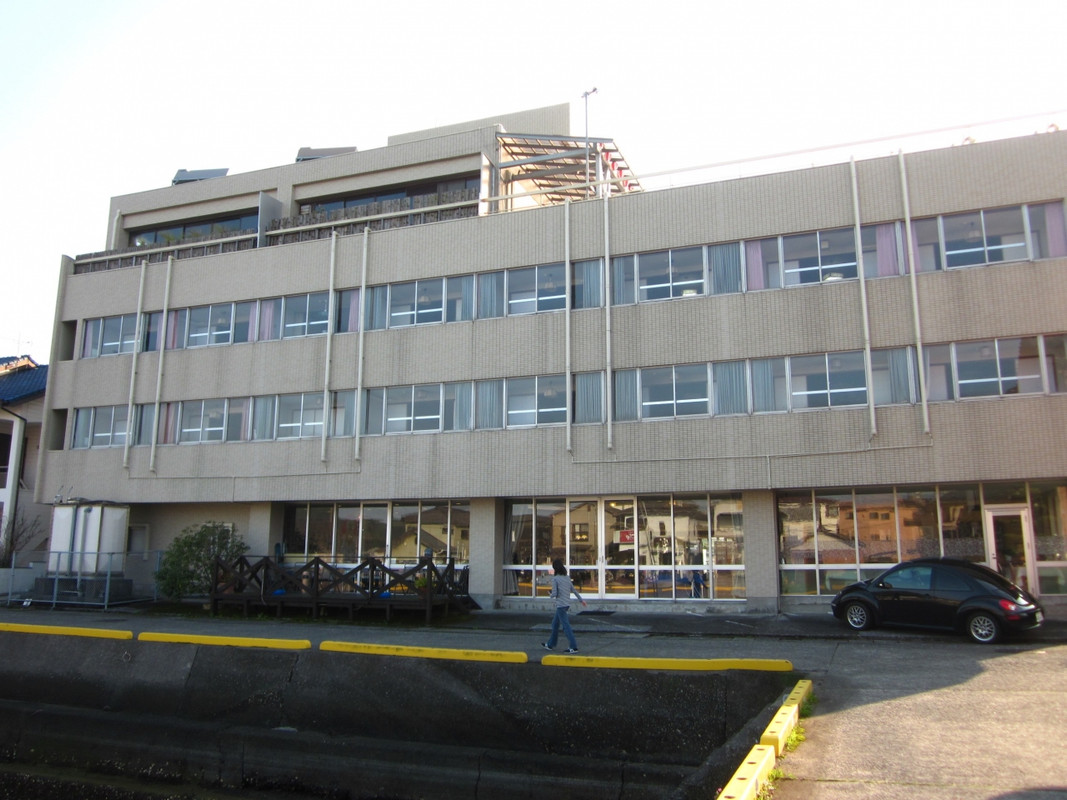 すぐ裏手は港と海のウオーターフロントです！