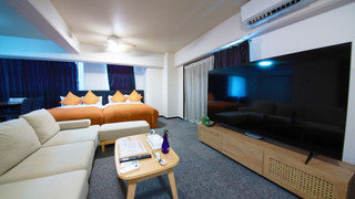 ジュニアスイートルーム　ダブルベッド1台＆セミダブルベッド3台　禁煙　清掃料金別　連泊時の清掃なし