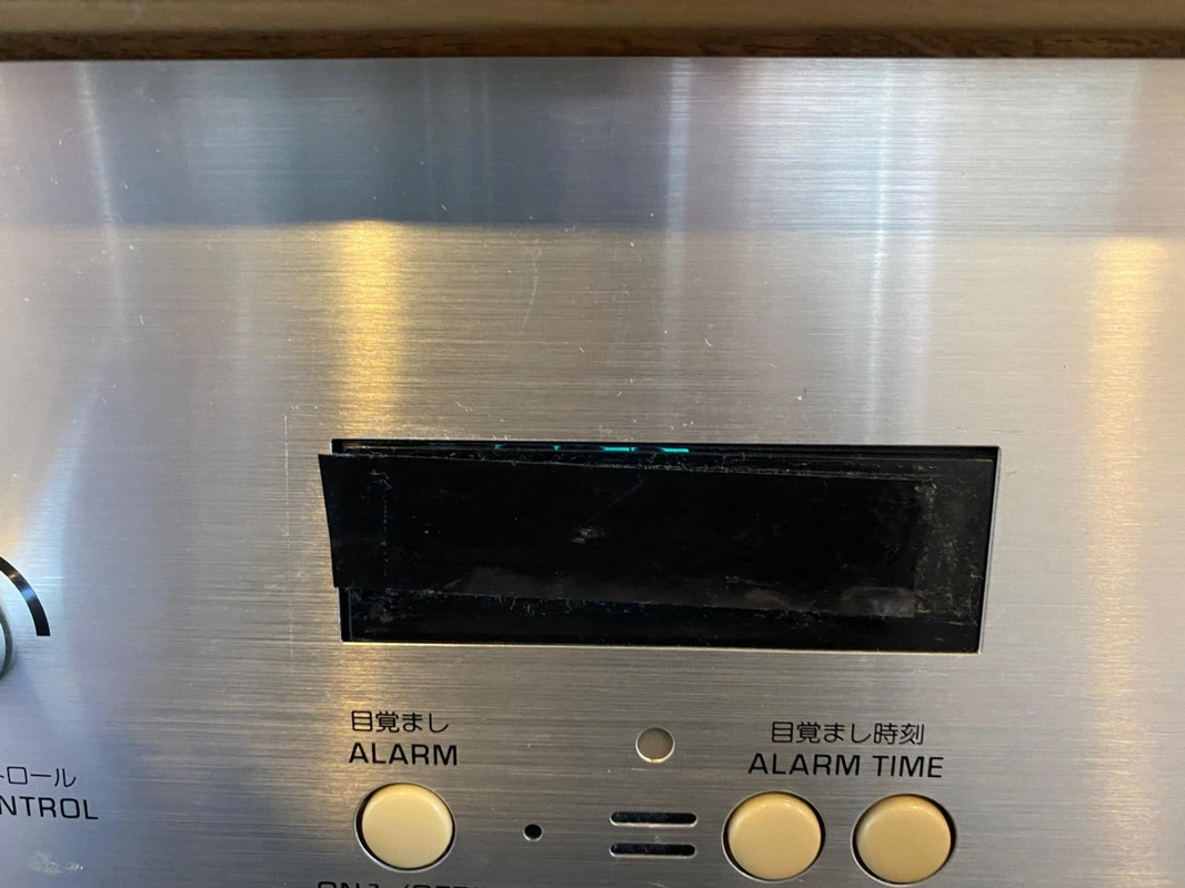 壊れた時計をガムテープでカバー