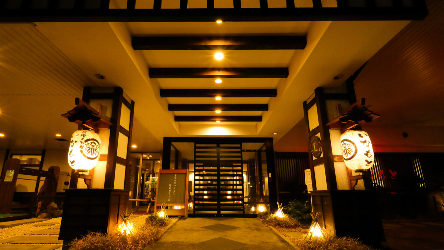 ・ [Entrance / Night]