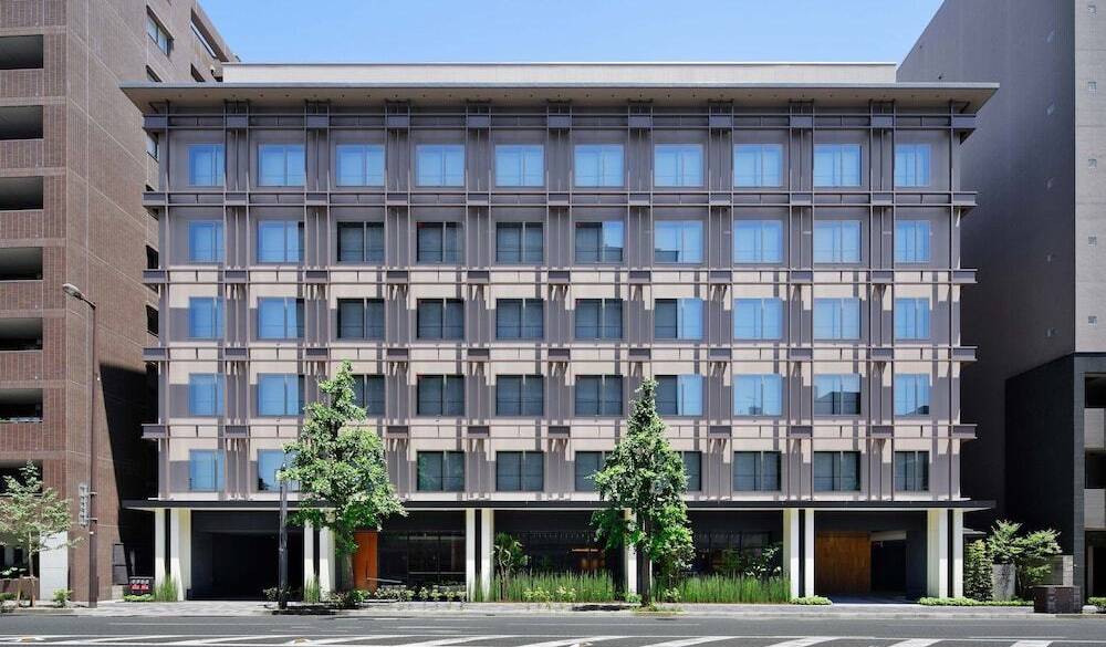 シックなフロントで
チェックイン / 4