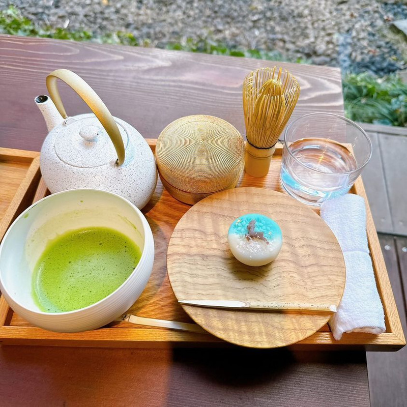 天城の山々に囲まれた小さな和カフェ「CHAKI CHAKI(茶気茶気)」。季節感のある手作り和菓子を楽しめる。渓流を望む川床テラスも素敵。アクセスは旅館から車で1時間程 / 2