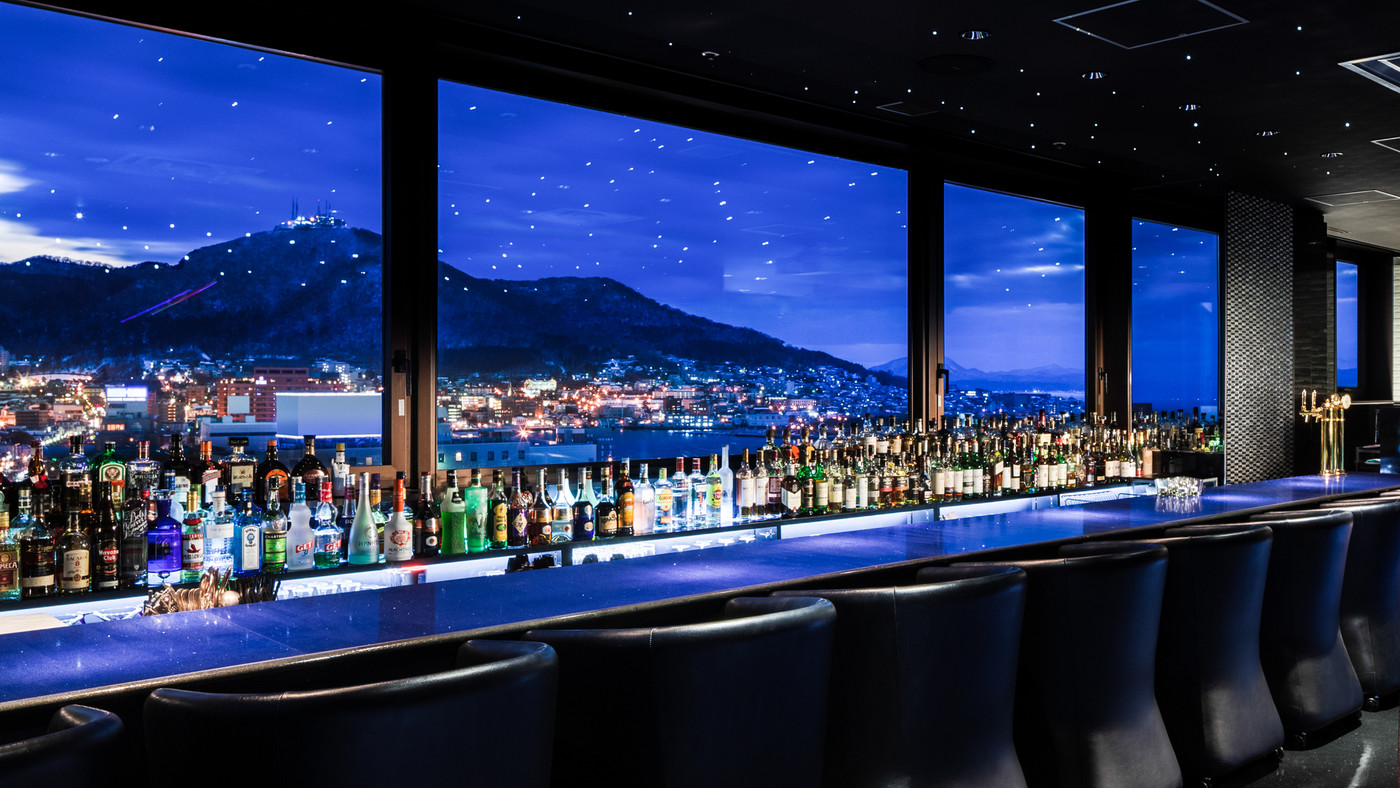 最上階バーや高層階客室からの夜景にうっとり。朝食ビュッフェには豊富なスイーツも♪3631900