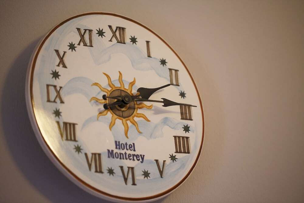 絵付けタイルの時計