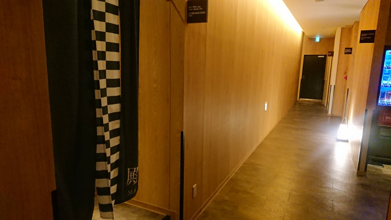 最上階の大浴場入り口(男女別)