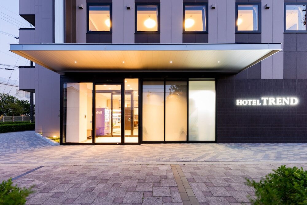 施設の正面 (日没後)