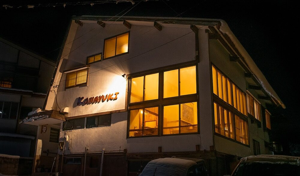 施設の正面 (日没後)