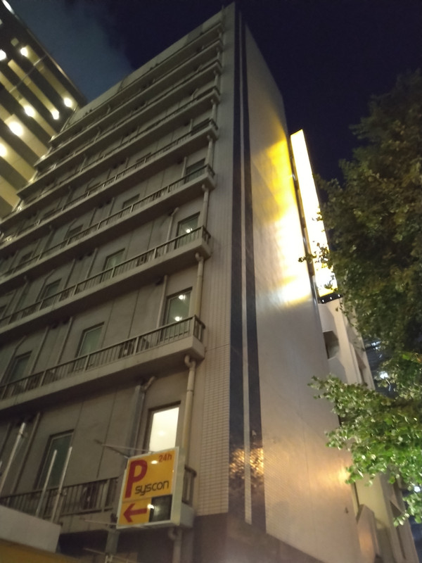 上野駅に近い大通り沿いにあります。