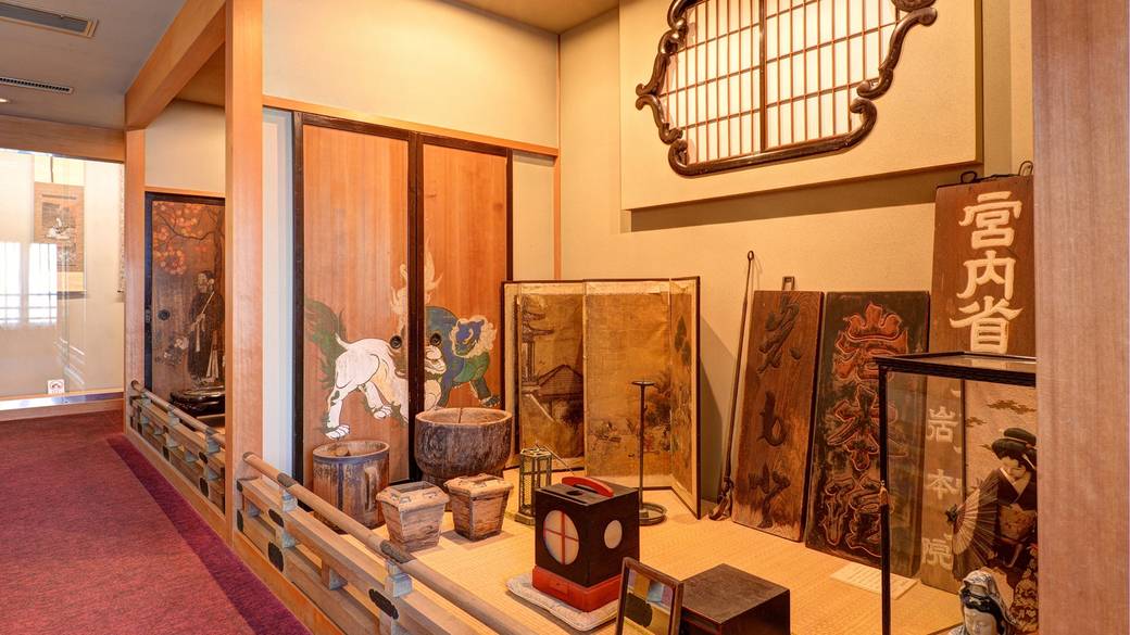 館内で歴史探訪
貴重な資料と品 / 1