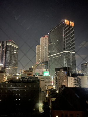 小さい窓だが、夜景はなかなか