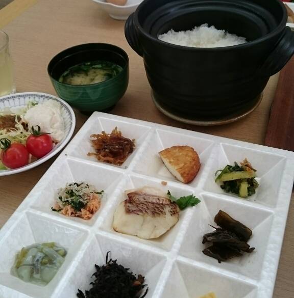 朝食はホカホカの
炊き立てごはん / 2