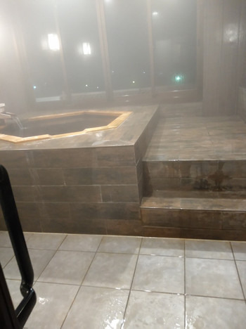 珍しいチョコレート色の温泉を楽しむ湖畔のホテル4001629