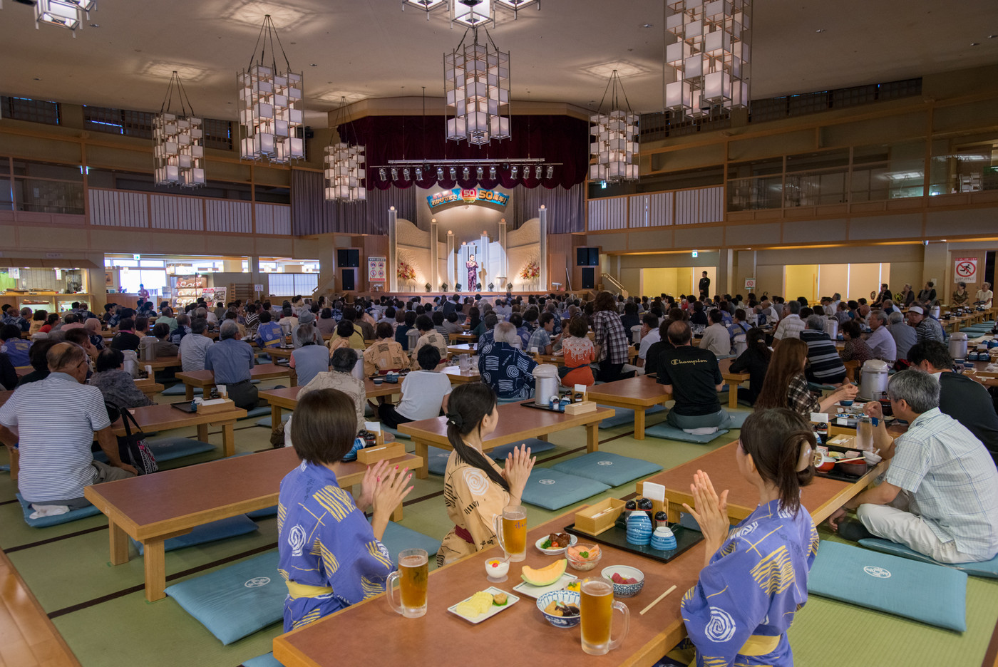 無料で楽しめる「歌謡ショウ」に両親も大興奮！3569301