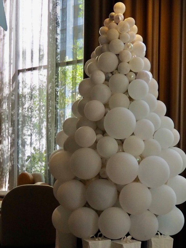 レセプションのクリスマスツリーが印象的。