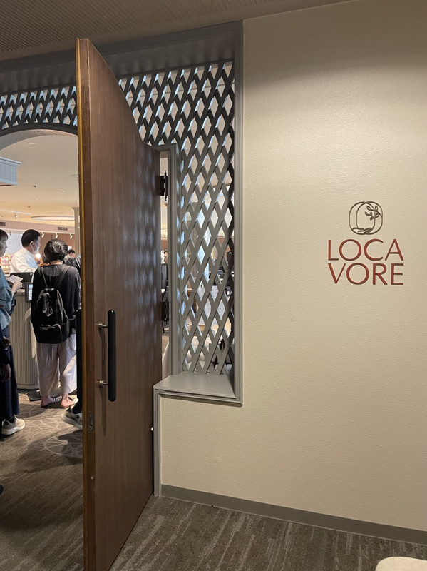 食事は1F『LOCA VORE』(ロカヴォール)でビュッフェ