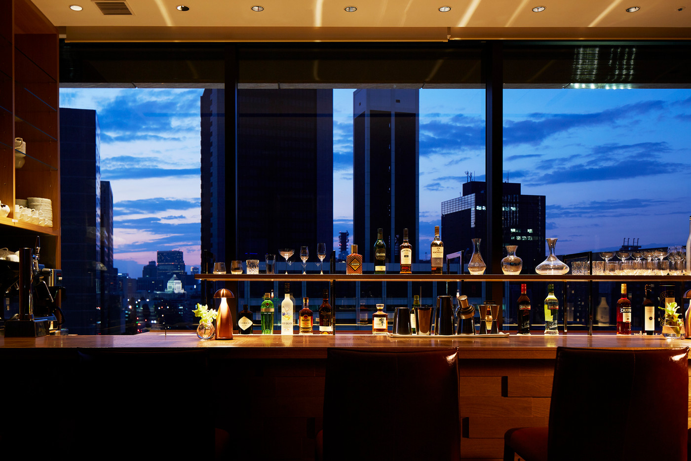 夜景を望むバーで、ゆるりと大人の夜を2401043