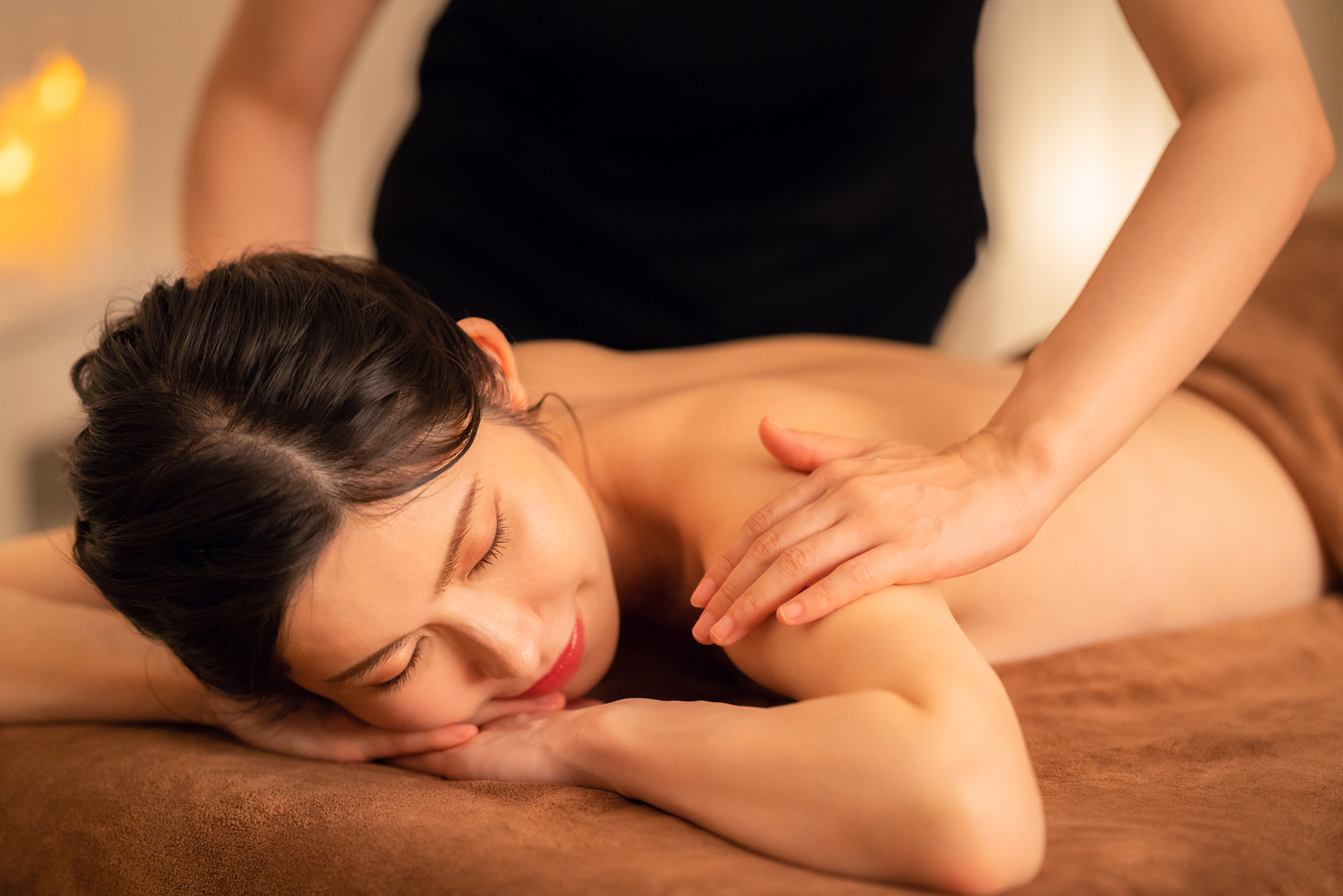 エステサロンでスキンケアをするミドルの女性