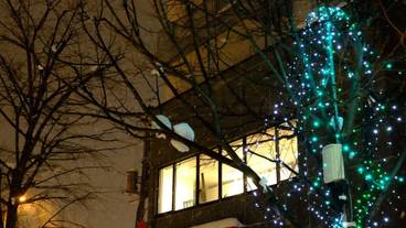 施設の正面 (日没後) / 5