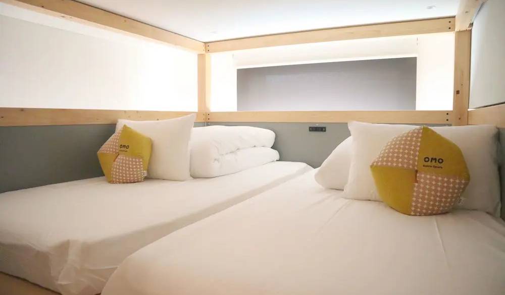 階段をあがるとベッドが並んだ寝室へ。まるで屋根裏部屋にいるかのようにワクワク!ロールカーテンを開ければ、ベッドからも景色が眺められます。