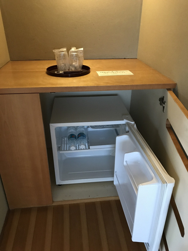 冷蔵庫内は無料のミネラルウォーター