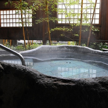 しっとりとしたカップル旅を演出する「源泉かけ流し」の露天風呂付き客室4008557