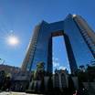 左手の低層の建物がホテル
