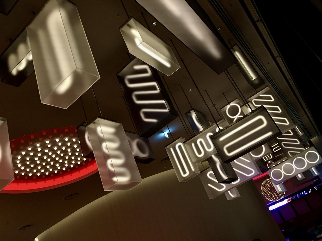 LIVING ROOM のネオン