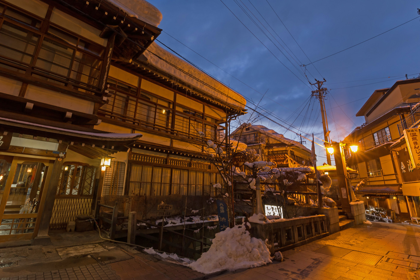 日本　長野　渋温泉街の石畳　The wooden building where Japanese Nagano Shibu Onsen is old