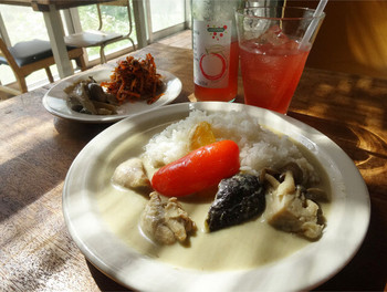 「THE YARD」料理 1004007 2014.09_グリーンカレー+サイドディッシュ(1250円)