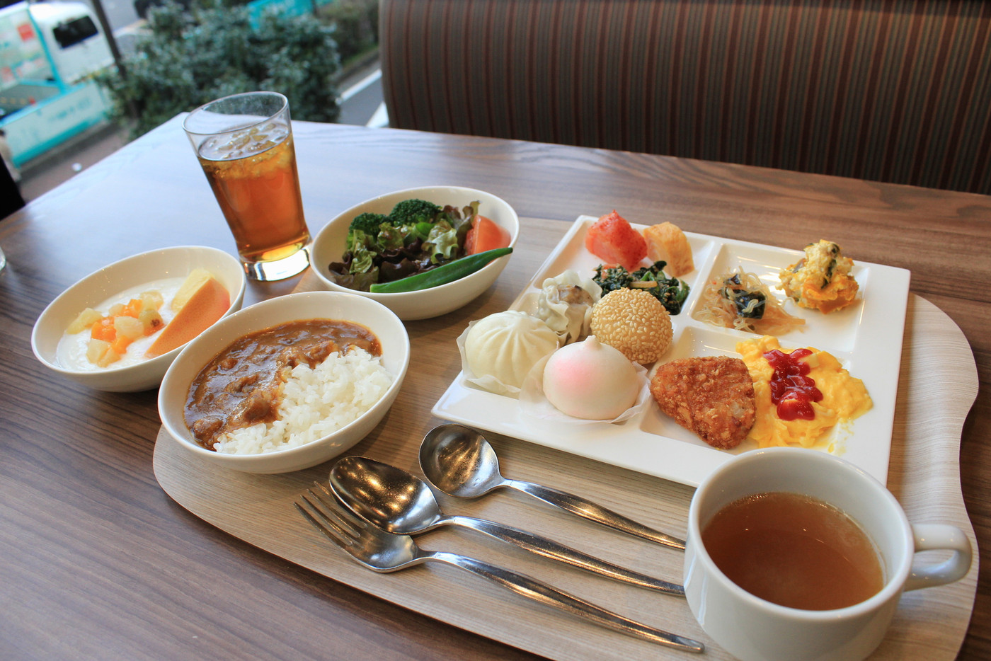 朝はロイヤルホストの朝食バイキングで満たされる1995933