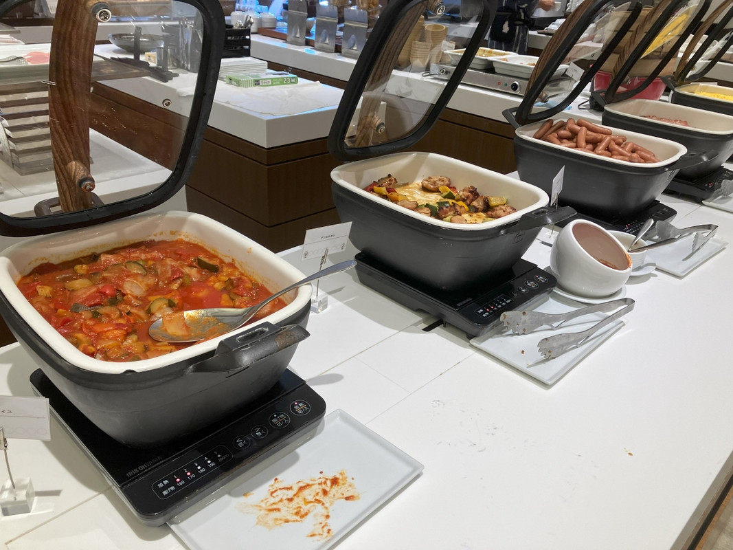 朝もビュッフェ。種類もたくさん。