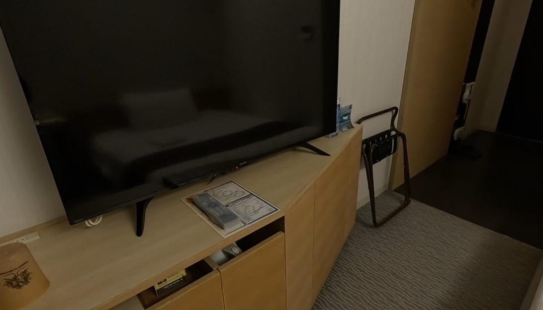 デスクまわりとTVも一般的なビジネスホテル配置