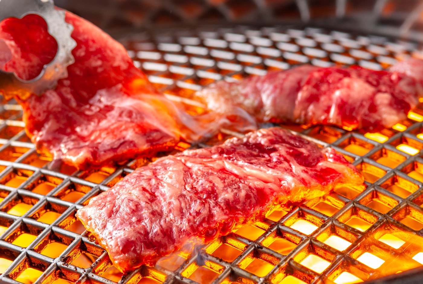 網で焼く美味しそうな焼き肉