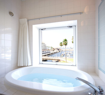 ヨットハーバーとサンセットを眺めるビューバス4090903