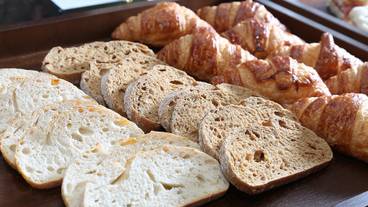 朝食ビュッフェのパン / 4