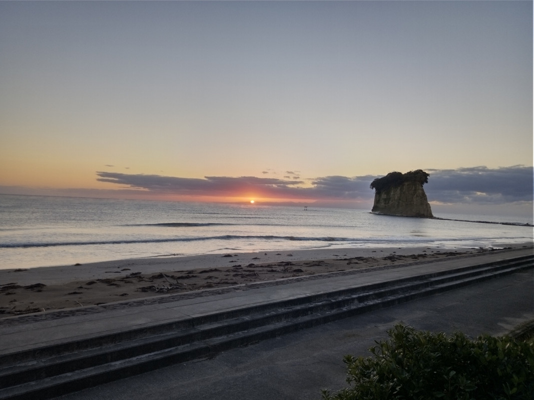 デッキから見た見附島＆日の出です。