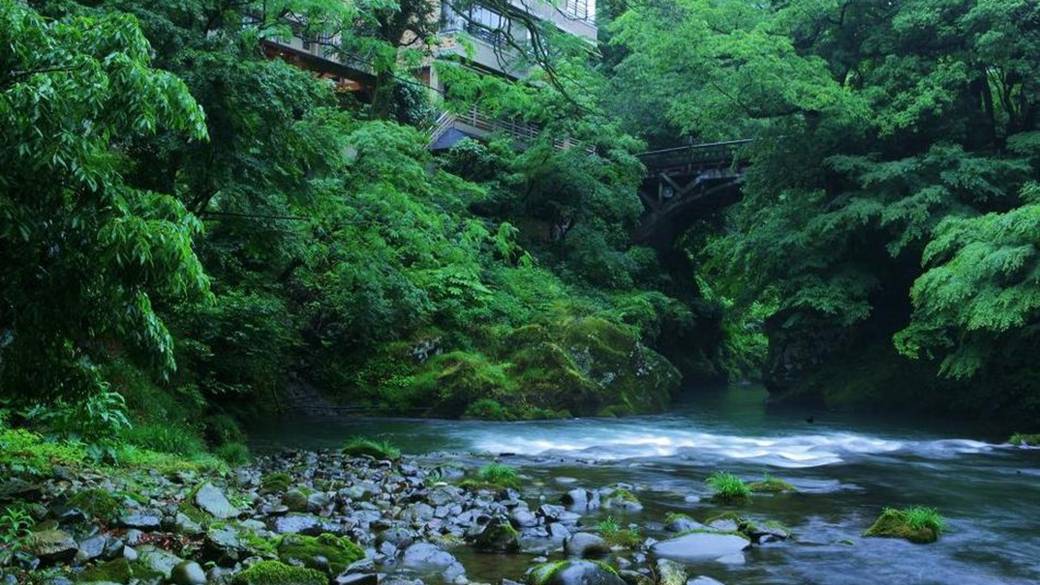 渓谷と旅館の外観 / 4