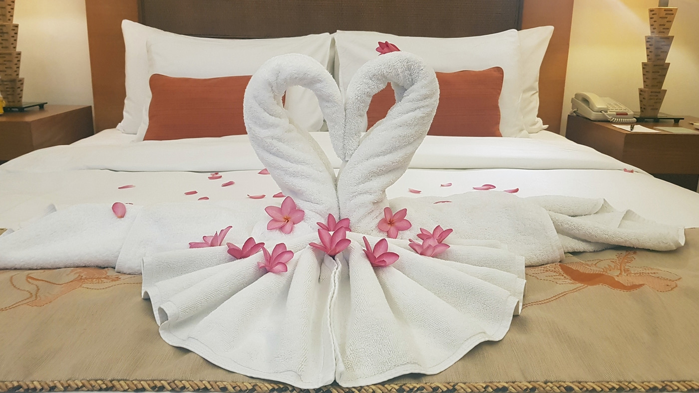 침대위에 하트모양으로 접은 수건, 허니문