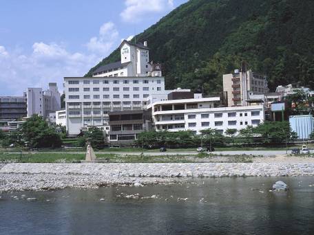 飛騨川沿いに佇む丹心の老舗宿 下呂温泉山形屋 / 5