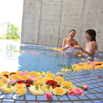 星空も楽しめる地中海風スパでバラ風呂3703581